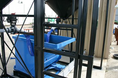 self dumping dewatering hopper